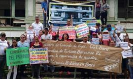 Salen a manifestar y trancan la va