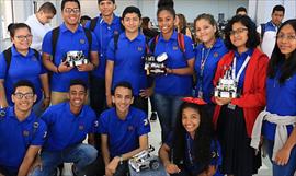 Panameos con trajes tpicos en la World Robot Olympiad