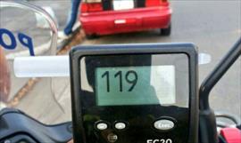 Choque entre un sedn y una patrulla policial deja dos personas heridas