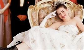 Anne Hathaway lucio sus curvas en espectacular vestido Atelier Versace