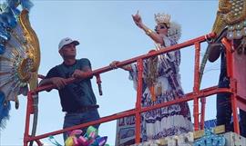 Marianelis Vargas recorri el desfile en carreta
