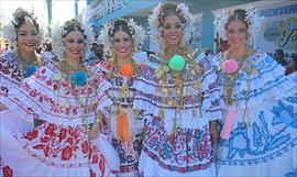 Ivania Raquel recibi con orgullo la corona de la Pollera 2016