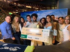 Carlos Ferron de Panam gana la Final Global del Sustainable Cocktail Challenge de Flor de Caa