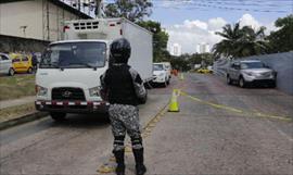 Hombre herido tras chocar con un objeto fijo en la va
