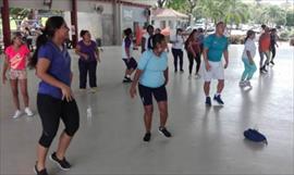 Masiva participacin en caminata de la Cinta Rosa y Celeste