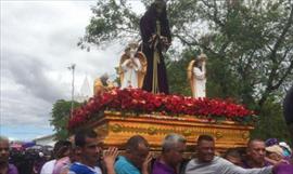 Feligreses veneran figura del Cristo Nazareno en la Baslica menor de San Miguel Arcngel