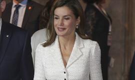 Letizia luciendo chaqueta sobre top de satn de color menta