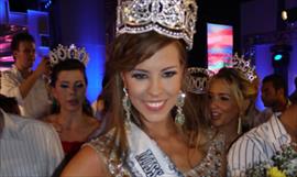 Ex Miss Universo lleg a Panam acompaada de su madre