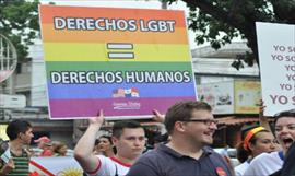 Izaron bandera arcoiris en Plaza Catedral