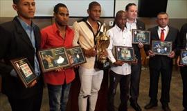 Comisin de Boxeo Profesional de Panam galardona a pgiles panameos