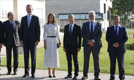 Letizia luciendo chaqueta sobre top de satn de color menta