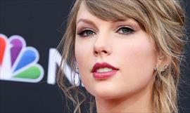 Taylor Swift sorprende en una fiesta de compromiso