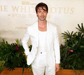 Carlos Torres deslumbra visiendo Tommy Hilfiger en los Premios Platino en Madrid