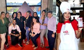 Dejaron sus trabajos y ahora se dedican a vender pizza a borde de un yate