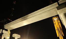 Trabajos nocturnos e Izaje de vigas en el Puente Matas Hernndez