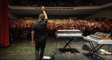 /musica/andres-calamaro-cumple-y-complace-a-panama-en-su-concierto/104352.html