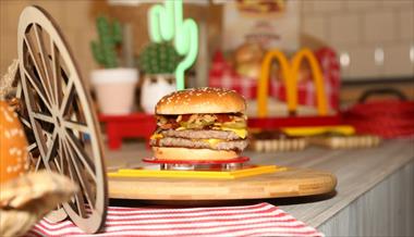 /vidasocial/mcdonald-s-celebra-el-lanzamiento-oficial-de-su-nueva-hamburguesa-cuarto-de-libra-western-bbq-/104219.html