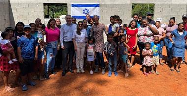 /vidasocial/embajada-de-israel-en-panama-y-la-comunidad-judia-lleva-esperanza-a-comunidad-necesitada-de-gatun-en-colon/93584.html
