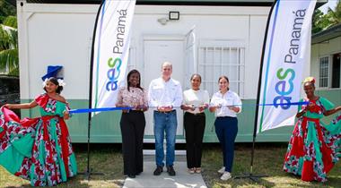 /vidasocial/fundacion-aes-panama-fortalece-la-educacion-en-colon-con-el-aula-de-informatica-lucia-spark-/107041.html
