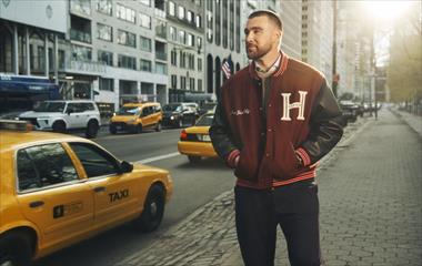 Tommy Hilfiger invita a Travis Kelce y amigos a The Plaza y a su mundo neoyorquino para el oto�o de 2026